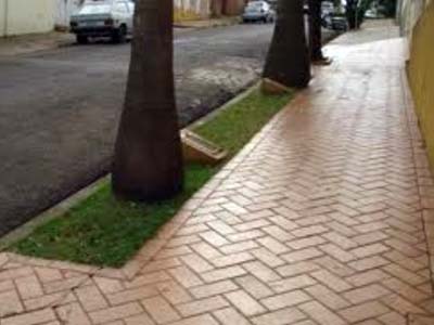 Calçada correta deverá ter espaço verde para absorção de água de chuva -