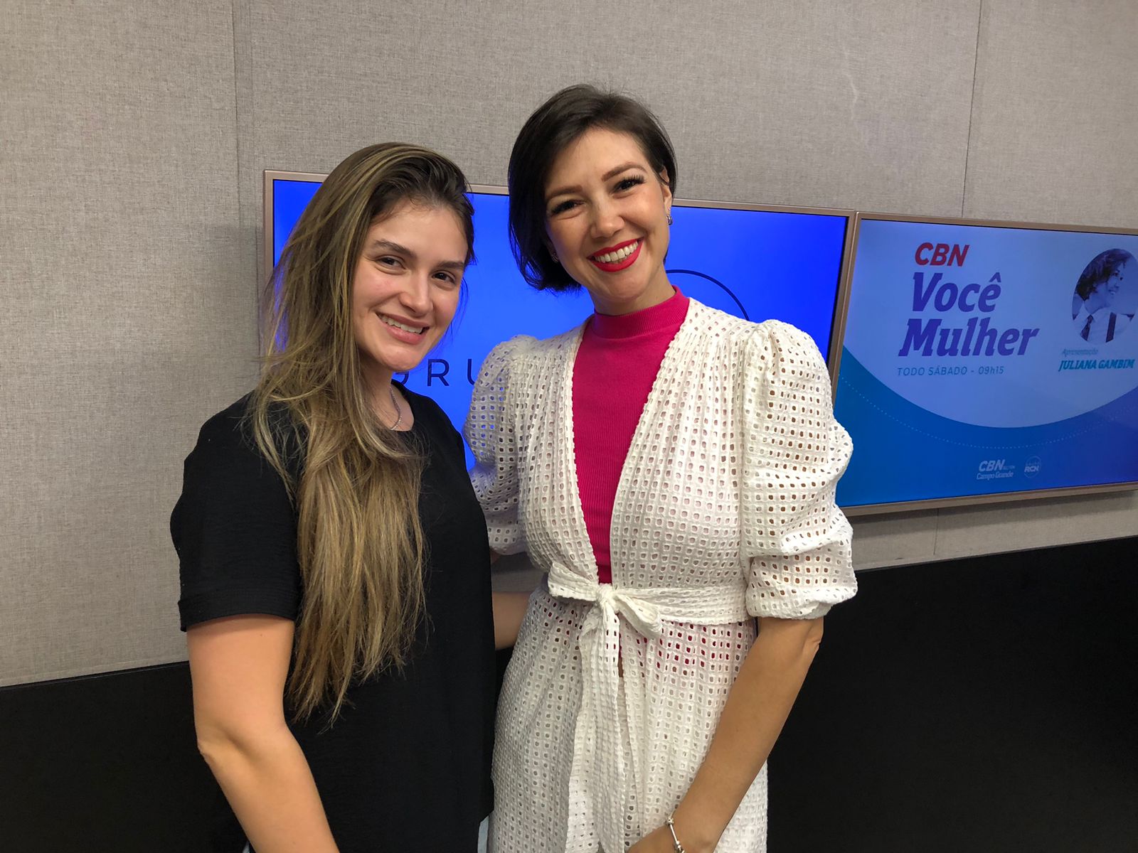 Mariana Vilela e Juliana Gambim no estúdio CBN-CG.