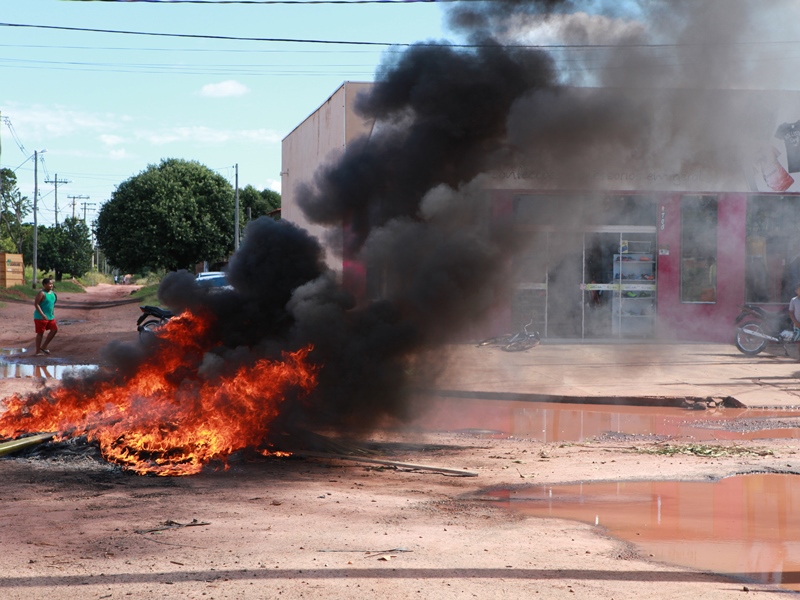 A avenida está interditada devido o incêndio - Elias Dias/JP