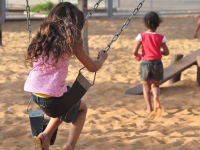 As crianças são envolvidas com atividades lúdicas para descreverem o drama vivido - As crianças são envolvidas com atividades lúdicas para descreverem o drama vivido -