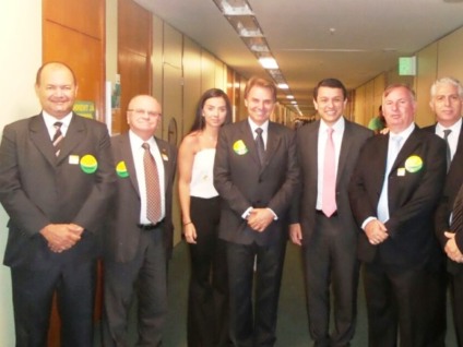 Empresários entregaram ao parlamentar documento a favor do impeachment assinado por 69 federações e sindicatos da categoria - Divulgação 