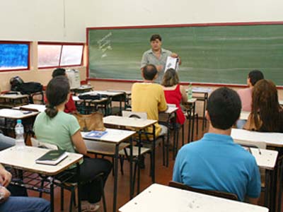 O pré-vestibular é destinado aos alunos que estejam cursando, em escolas públicas, o 3º ano do ensino médio e/ou a última fase da Educação de Jovens e Adultos - O pré-vestibular é destinado aos alunos que estejam cursando, em escolas públicas, o 3º ano do ensino médio e/ou a última fase da Educação de Jovens e Adultos -