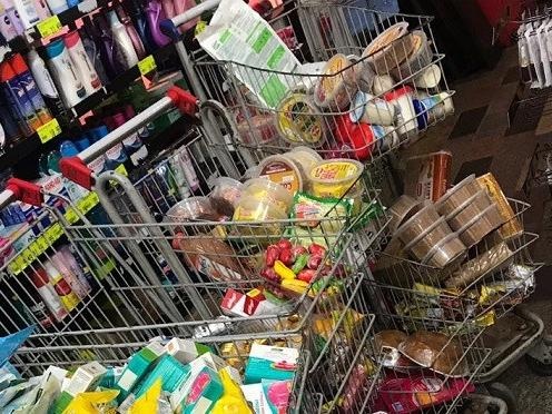 Alimentos vencidos encheram cinco carrinhos de compras - Imagem cedida