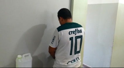 Flagrante do momento em que o suspeito foi apresentado na delegacia de Três Lagoas - André Barbosa/TVC