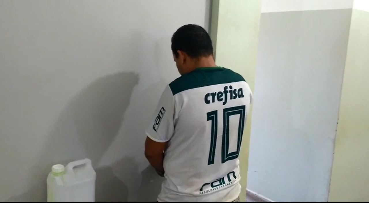 Flagrante do momento em que o suspeito foi apresentado na delegacia de Três Lagoas - André Barbosa/TVC