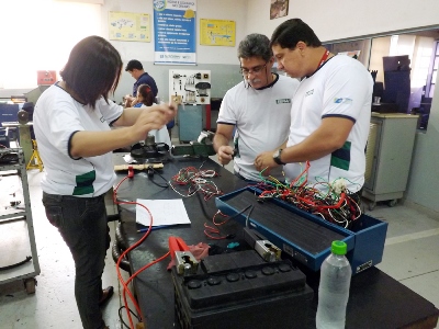 Entre os cursos, estão eletricista, pintor, soldador e ajustador mecânico -