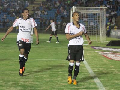 O Corinthians voltou a vencer depois de três rodadas no Campeonato Brasileiro. Com gol decisivo de Liedson (dir) - O Corinthians voltou a vencer depois de três rodadas no Campeonato Brasileiro. Com gol decisivo de Liedson (dir) -