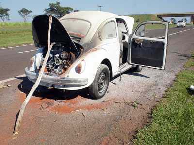 Populares que transitavam pelo trecho ajudaram o jornalista a conter o fogo, mesmo assim as chamas atingiram o interior do veículo - Populares que transitavam pelo trecho ajudaram o jornalista a conter o fogo, mesmo assim as chamas atingiram o interior do veículo -