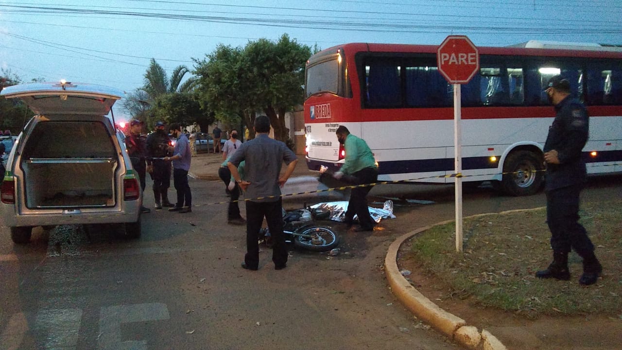 Motociclista morre após sofrer queda e parar de baixo de ônibus - Alfredo Neto/JPNews