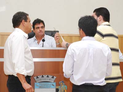 Para convocar uma sessão extraordinária, o presidente precisa comunicar os vereadores com antecedência de 48 horas -