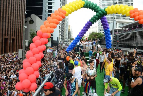 Quase 20 trios elétricos animam o público da 21ª Parada do Orgulho LGBT, na Avenida Paulista - Rovena Rosa/Agência Brasil