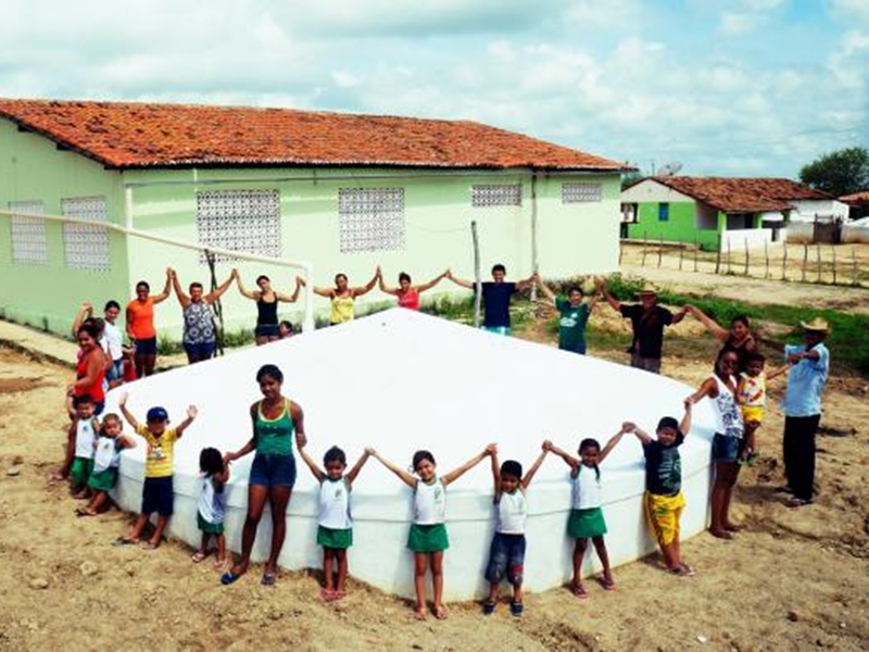 A Escola Municipal Furtado Leite, na comunidade Pereiros, em Nova Russas (CE), recebeu a primeira das 5 mil cisternas que serão construídas em escolas públicas rurais do Semiárido até 2016 - Divulgação MDS/Cáritas/Crateús (CE) A Escola Municipal Furtado Leite, na comunidade Pereiros, em Nova Russas (CE), recebeu a primeira das 5 mil cisternas que serão construídas em escolas públicas rurais do Semiárido até 2016 - Divulgação MDS/Cáritas/Crateús (CE)