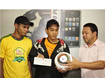 Rodolfo recebe a famosa "Jabulani" -