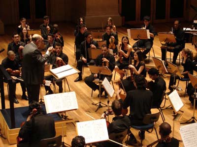 A Orquestra Jovem Tom Jobim foi criada em 2001 durante o Festival de Inverno de Campos do Jordão -
