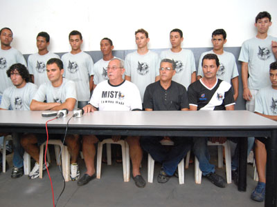 O presidente Miro (de branco) e o elenco treslagoense do Misto durante a coletiva -