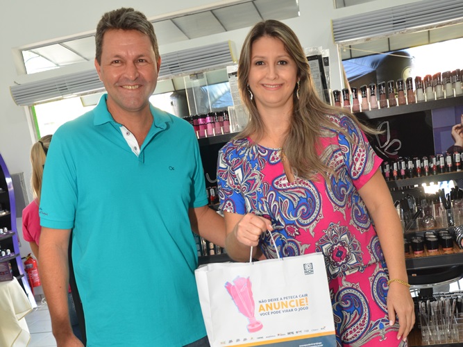 No ramo há mais de 14 anos, o casal apostou em Três Lagoas e inaugurou uma filial da loja Nielly Cosméticos Esmalteria e Acessórios; investir em anúncios é boa alternativa - Claudio Pereira/JP