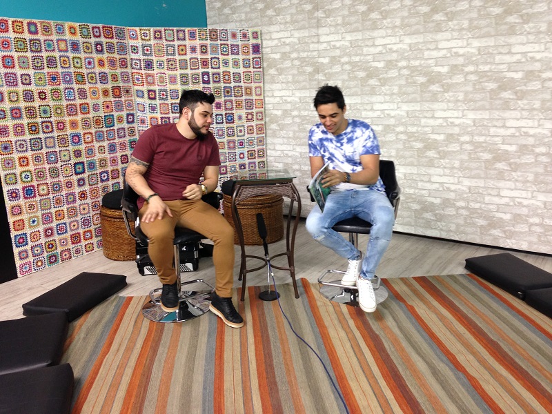 Dupla Fred e Gustavo participa de bate-papo com fãs ao vivo na TVC - Beatriz Rodas/JP