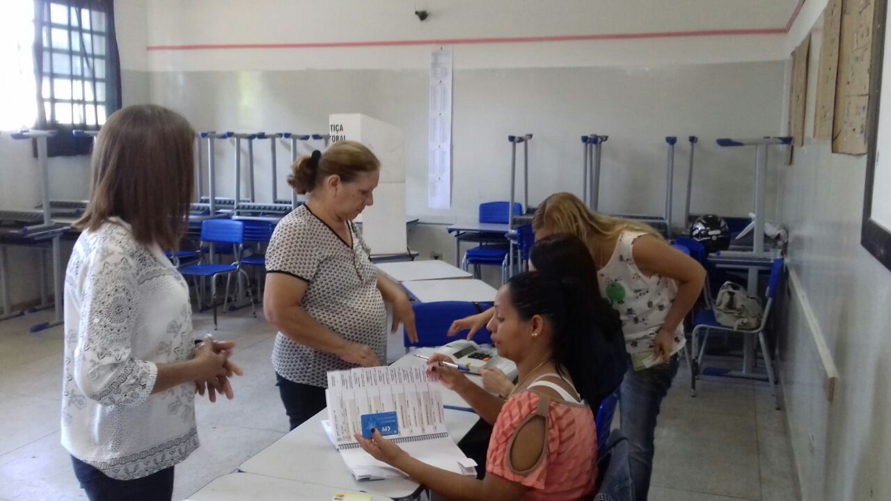 Eleitores votam em seção da Escola Estadual Afonso Pena, em Três Lagoas - Ana Cristina Santos/JPNews