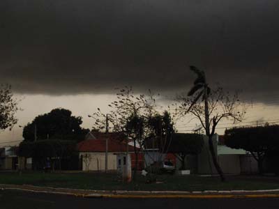 Os fortes ventos causaram estragos na cidade -