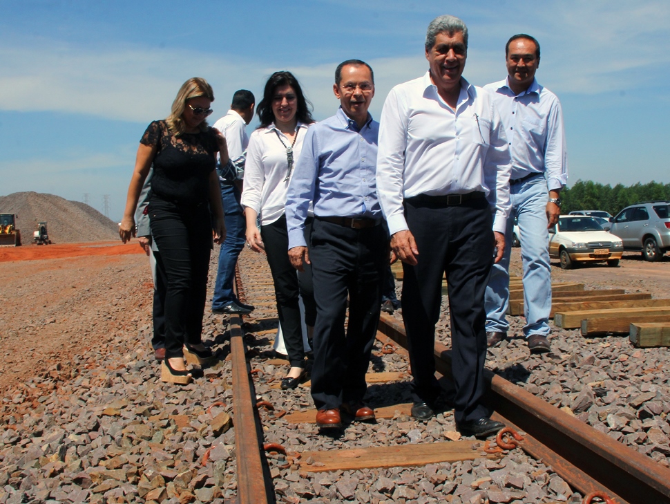 André, Simone e ministro dos Transportes caminham pelos trilhos do novo pátio de manobras da ferrovia -  Divulgação 