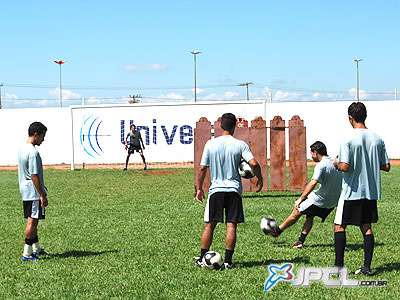 Jogadores treinam cobranças de faltas próximo da área, como uma opção para vencer a defesa fechada dos adversários -