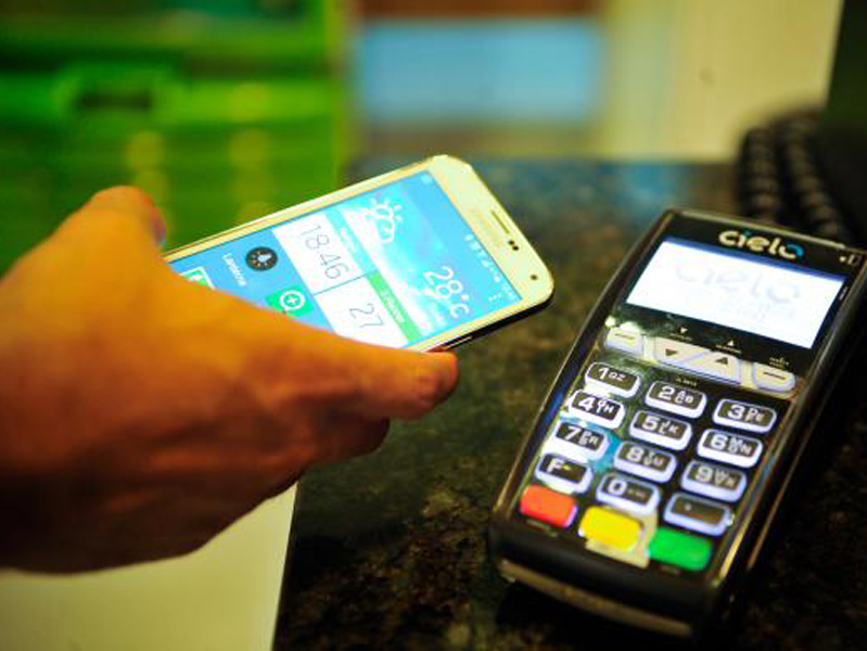 Chega ao Brasil tecnologia que permite o pagamento de compras em lojas físicas por meio de smartphones - Marcello Casal Jr/Agência Brasil