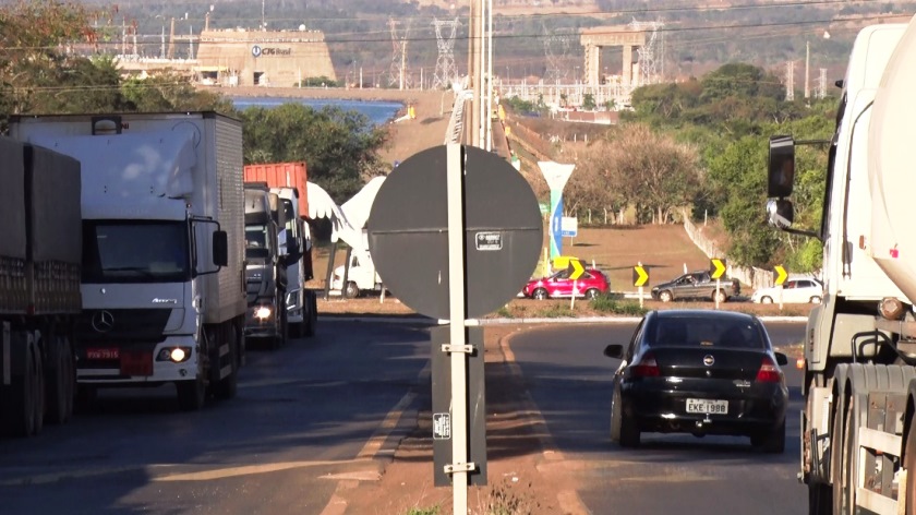 Excesso de caminhões no posto fiscal causa congestionamento na entrada da cidade - Reprodução TVC