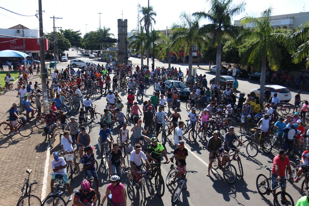 Passeio ciclísmo do Dia do Trabalhador reúne centenas de pessoas na praça Senador  Ramez Tebet, no Centro de Três Lagoas. - Hugo Leal/JPNEWS