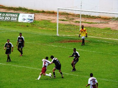 O Arapuá (branco) perdeu por 2 a 1 para o Botafogo no Madrugadão -
