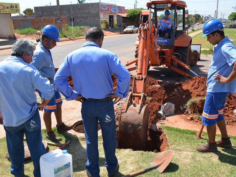 Funcionários da estatal trabalham em conserto de rede em bairro - Cláudio Pereira 