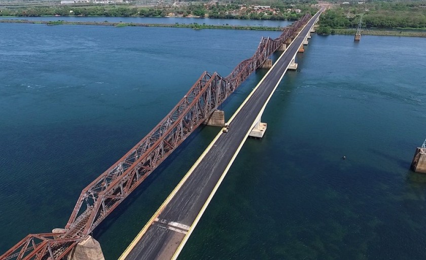 Ponte sobre o rio Paraná estaria entre as vias de acesso que podem sofrer bloqueio nesta sexta feira - James Luck