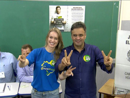 Aécio Neves vota em Minas Gerais acompanhado da mulher  - Reprodução / GloboNews