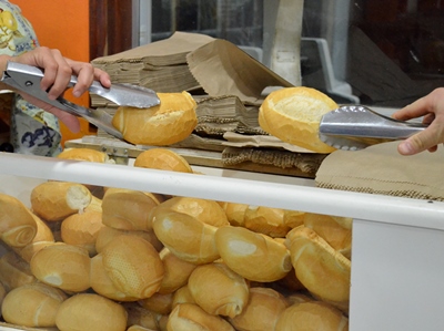 Preço do pão francês varia em até 30% nas padarias da cidade -