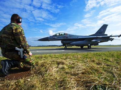 Um F-16 da Aeronáutica Real Holandesa se prepara para decolar da base de Leeuwarden, na Holanda, com destino à uma base aliada na Itália - Um F-16 da Aeronáutica Real Holandesa se prepara para decolar da base de Leeuwarden, na Holanda, com destino à uma base aliada na Itália -