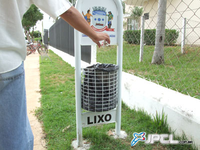 Vias e logradouros públicos continuam emporcalhados em vários locais da Cidade -