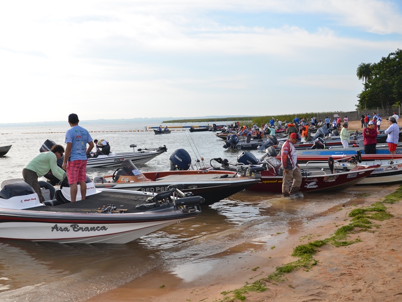 Aproximadamente 400 pescadores se inscreveram para este torneio  - Claudio Pereira