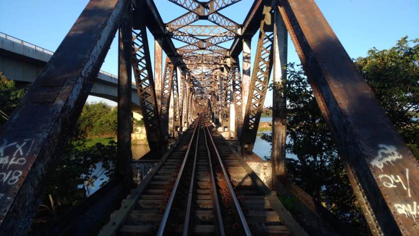 A Ponte Francisco de Sá liga Três Lagoas, no estado de Mato Grosso do Sul, ao extremo oeste do estado de São Paulo, transpondo o Rio Paraná. Ela possui 1024 metros de comprimento. E é mais um ponto de visita para quem gosta de uma aventura. - Arquivo/JPNews