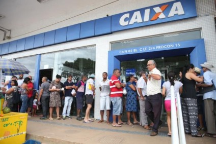 O valor será depositado automaticamente na conta poupança dos clientes - Divulgação/Agência Brasil