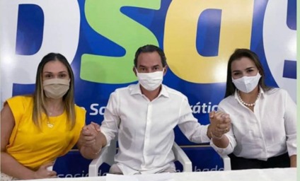 Atual prefeito e candidato a reeleição, Marquinhos Trad posa com a mulher, Tatiane Trad (direita) e com a vice-prefeita, Adriane Lopes - Divulgação/Instagram