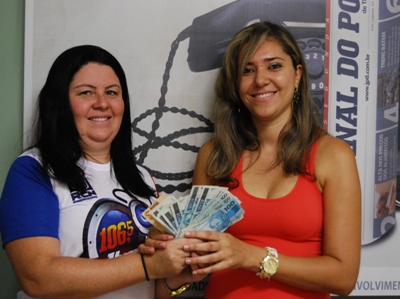 Alda Scott, coordenadora artístico do grupo RCN e Gisele, a ganhadora -