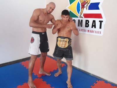 Além do cinturão, o três-lagoense recebeu R$ 500 de prêmio em dinheiro - Além do cinturão, o três-lagoense recebeu R$ 500 de prêmio em dinheiro -