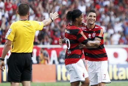 Ronaldinho (e) e Thiago Neves (d) comemoram gol pelo Flamengo contra o Cruzeiro, em partida válida pelo Campeonato Brasileiro 2011... - Ronaldinho (e) e Thiago Neves (d) comemoram gol pelo Flamengo contra o Cruzeiro, em partida válida pelo Campeonato Brasileiro 2011... -