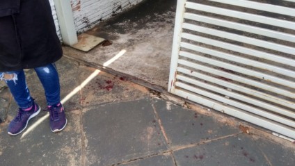 Marcas de sangue no chão, no portão da empresa, onde o empresário foi ferido - Alfredo Neto/JPNEWS Marcas de sangue no chão, no portão da empresa, onde o empresário foi ferido - Alfredo Neto/JPNEWS