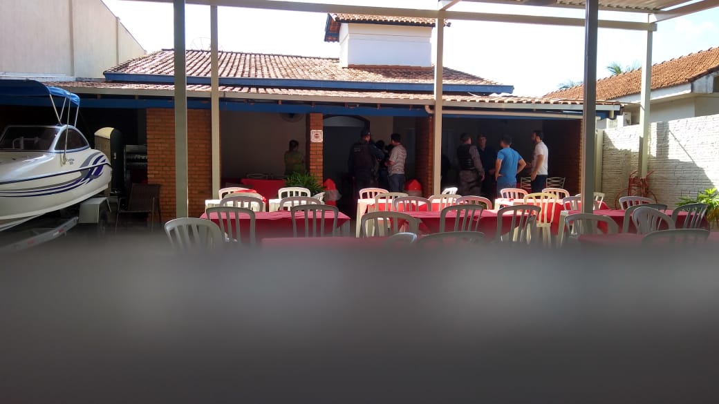 Atirador fez disparos no portão de entrada do restaurante. Empresário pode ser operado - Alfredo Neto/JPNews Atirador fez disparos no portão de entrada do restaurante. Empresário pode ser operado - Alfredo Neto/JPNews
