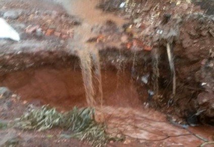 Buracos, fendas, entulhos e enxurrada levam desespero a moradores - Reprodução / Internet