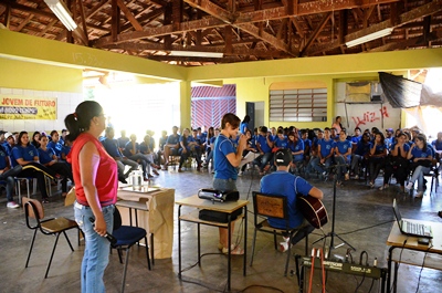 Alunos participam do 1º Seminário Jovem de Futuro, na escola Padre João Tomes -