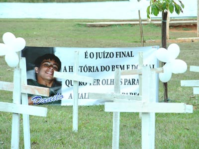 Cruzes e fotos de Júnior foram espalhadas em torno da Lagoa Maior -
