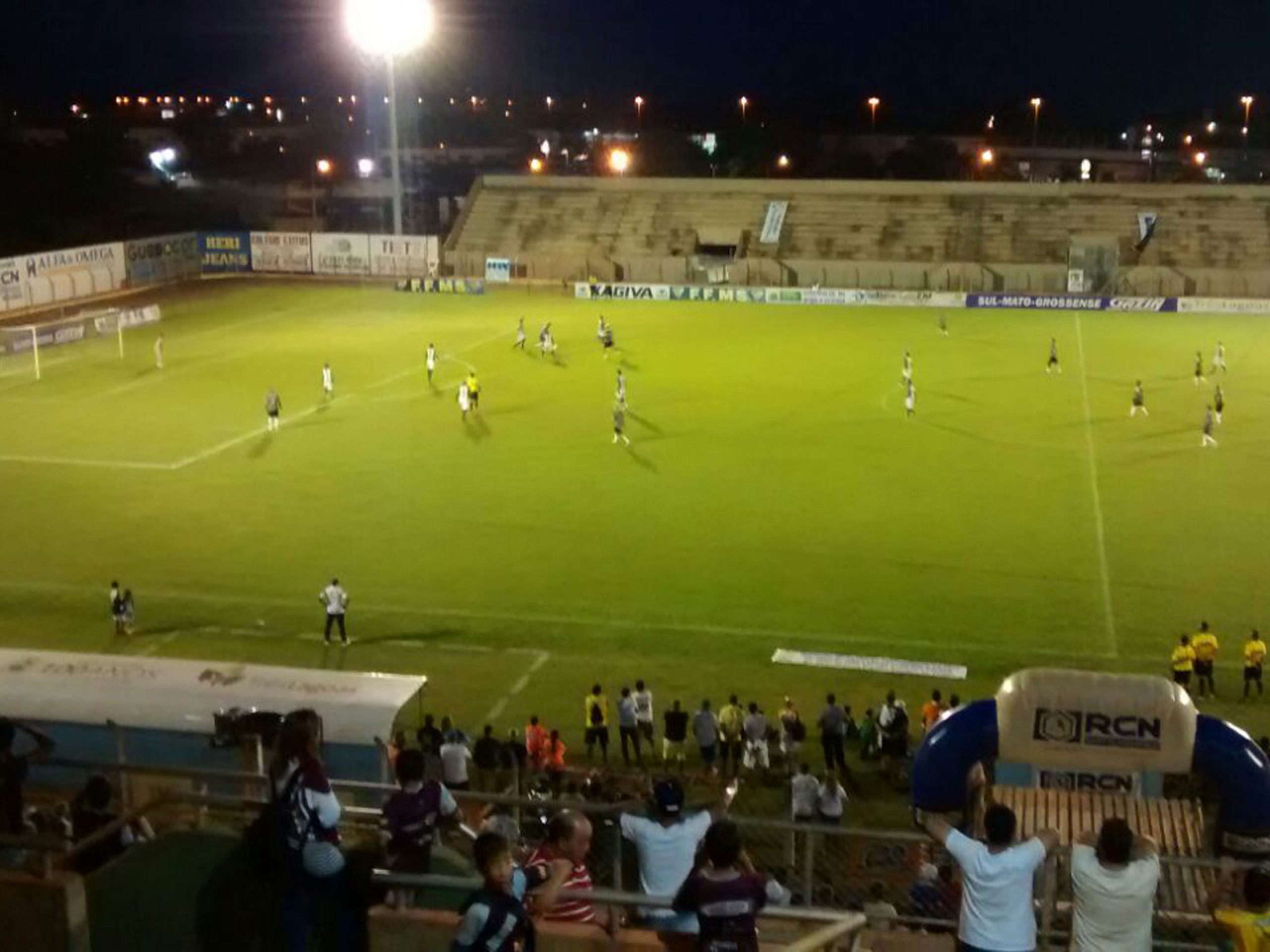 Partida aconteceu no Estádio Municipal Benedito Soares da Mota, o “Madrugadão” - Maria do Carmo/TVC e Claudio Pereira/JP