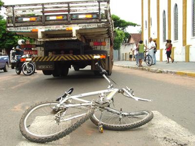 Andar em grupos, ao invés de fila indiana é uma das infrações mais cometidas por ciclistas -