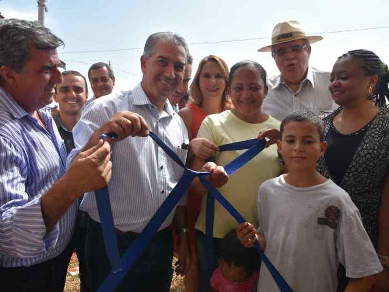 Reinaldo Azambuja entrou em casas construídas no residencial, com políticos e novos moradores - Jéssica Barbosa/Secom